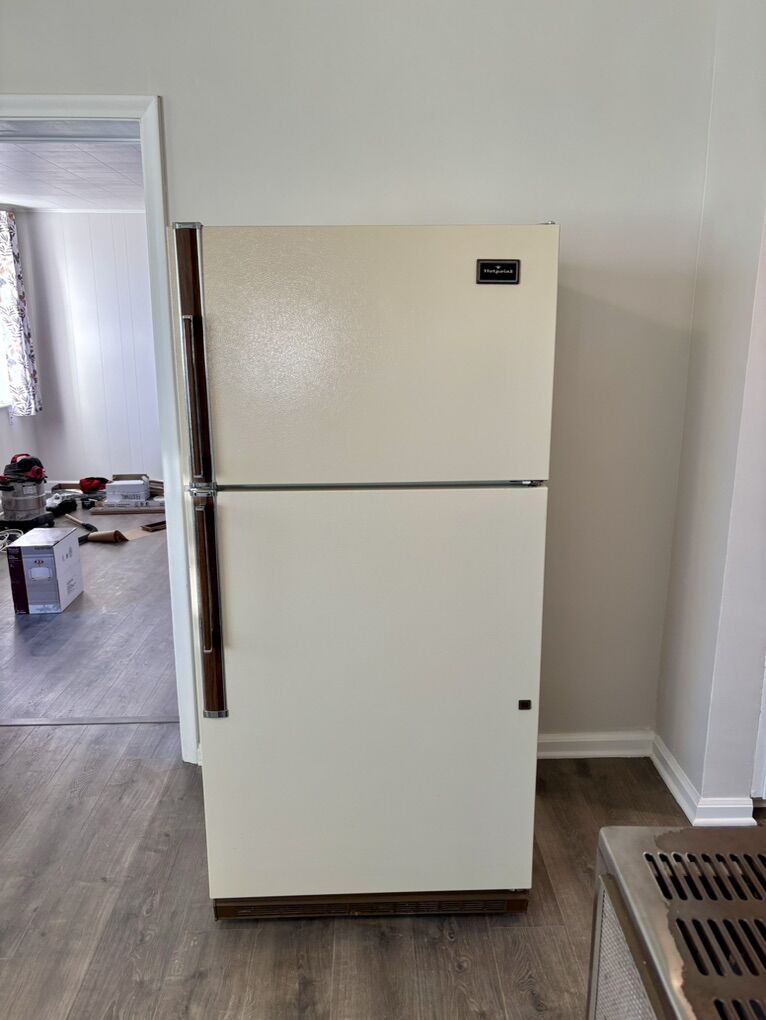 VINTAGE HOTPOINT FRIDGE WORKS GREAT GOOD CONDITION