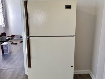 VINTAGE HOTPOINT FRIDGE WORKS GREAT GOOD CONDITION
