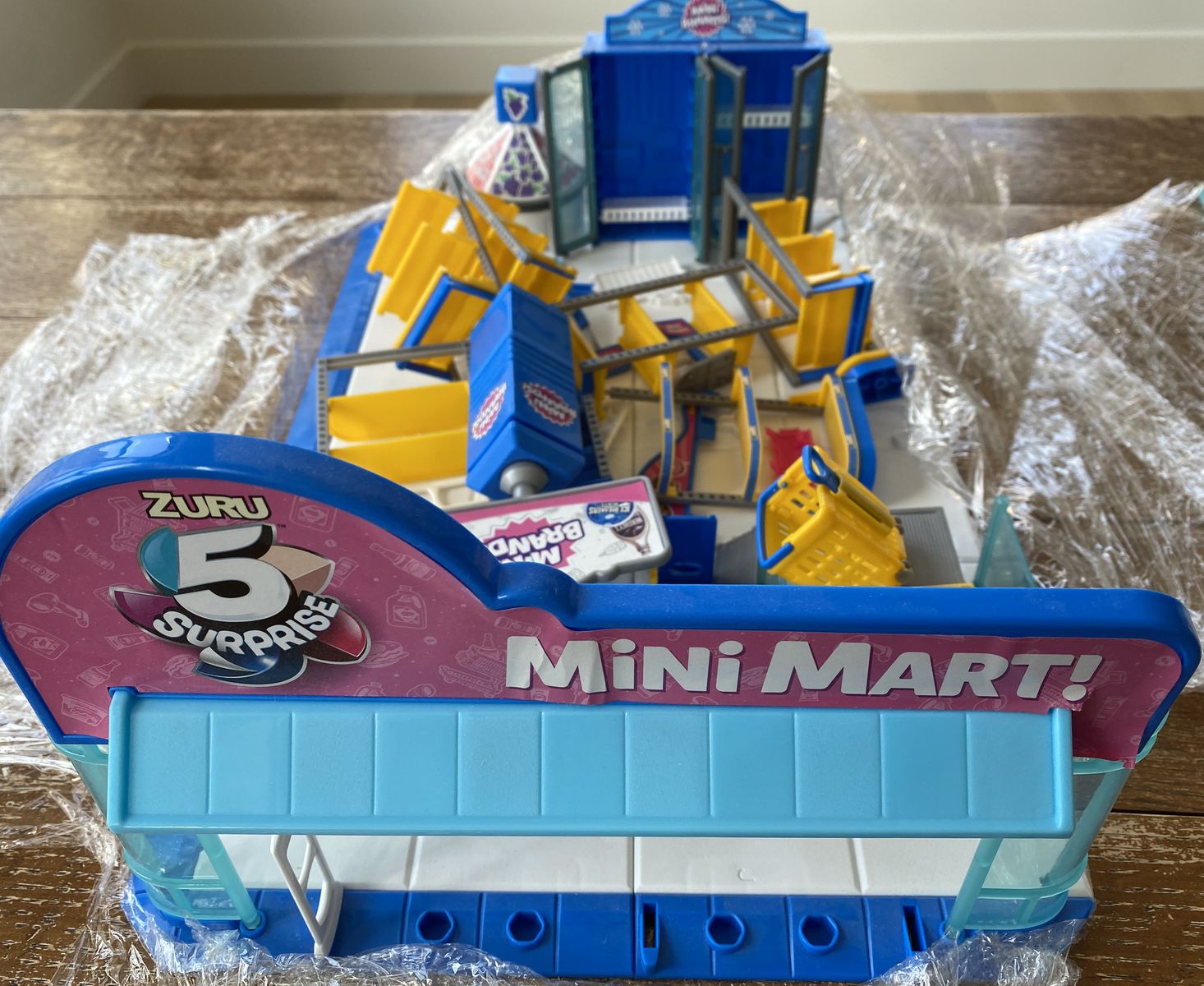 5 Surprise Mini Brands Mini Mart Playset (Series 3, by ZURU)