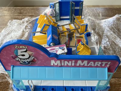 5 Surprise Mini Brands Mini Mart Playset (Series 3, by ZURU)