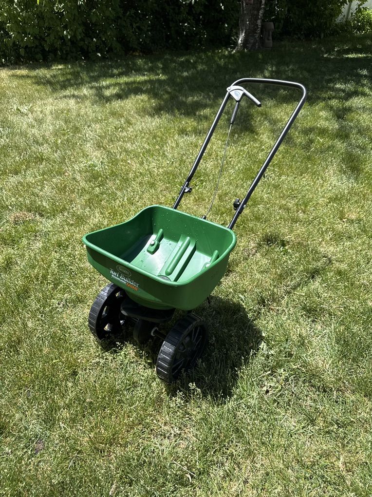 Scotts Turf Builder EdgeGuard Mini Fertilizer Spre