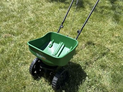Scotts Turf Builder EdgeGuard Mini Fertilizer Spre
