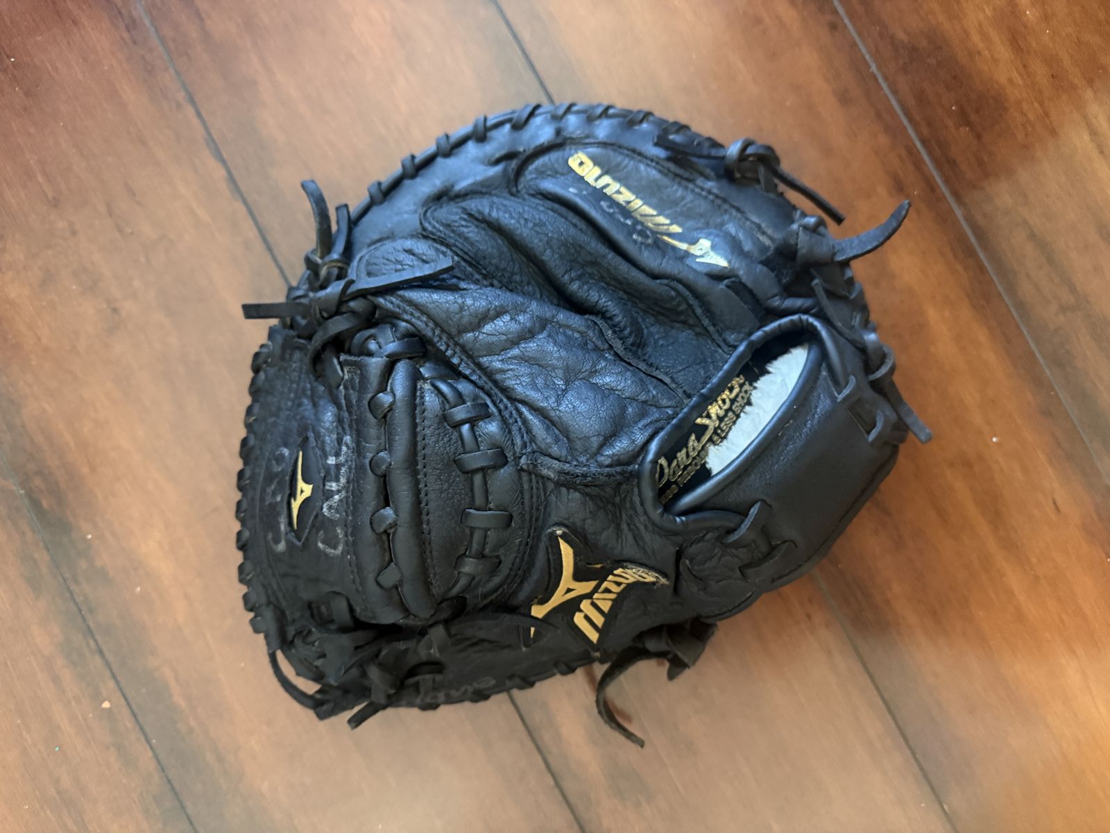 Mizuno youth catchers mitt (left hand throw)