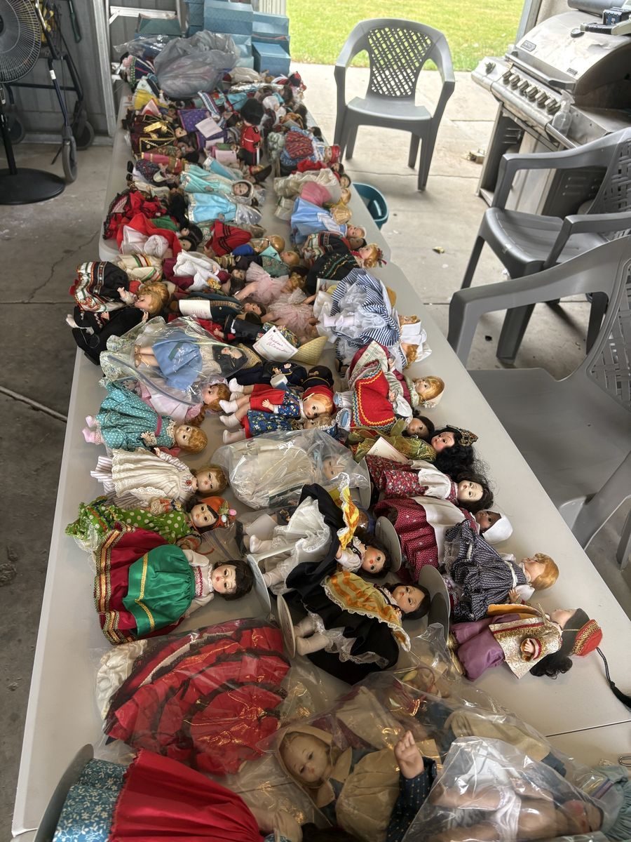 Huge Estate Doll Collection Madam Alexander well over 100 dolls