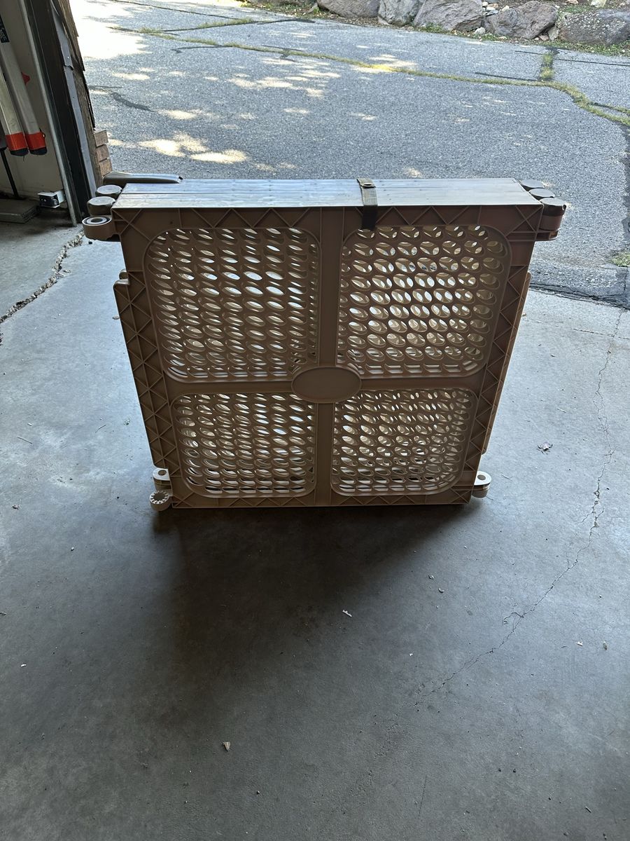 Free - 6 panel child gate/play pen