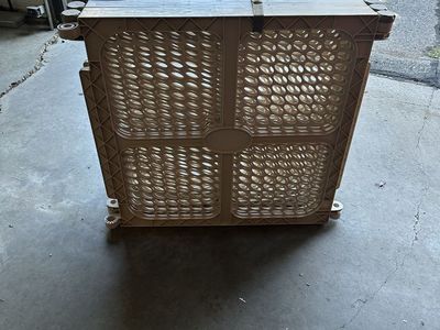 Free - 6 panel child gate/play pen