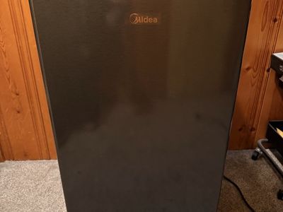 Midea MRM151S15A 1.6 cu. ft. Compact Single Door Mini Fridge - Black
