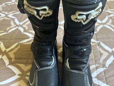 FOX kids dirt Racing boots ages 4-5 for younger feet shorter hight Secure buckle system for little hands removable insole