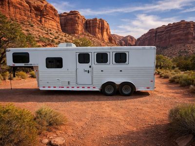 2014 Sundowner 3 Horse Living Quarters