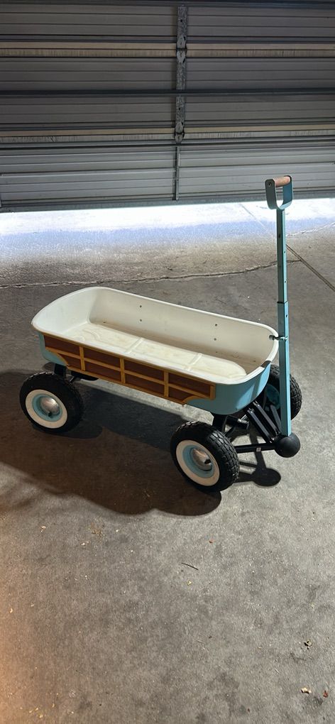 Schwinn Woody Beach Wagon all 4 wheels turn.