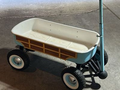 Schwinn Woody Beach Wagon all 4 wheels turn.