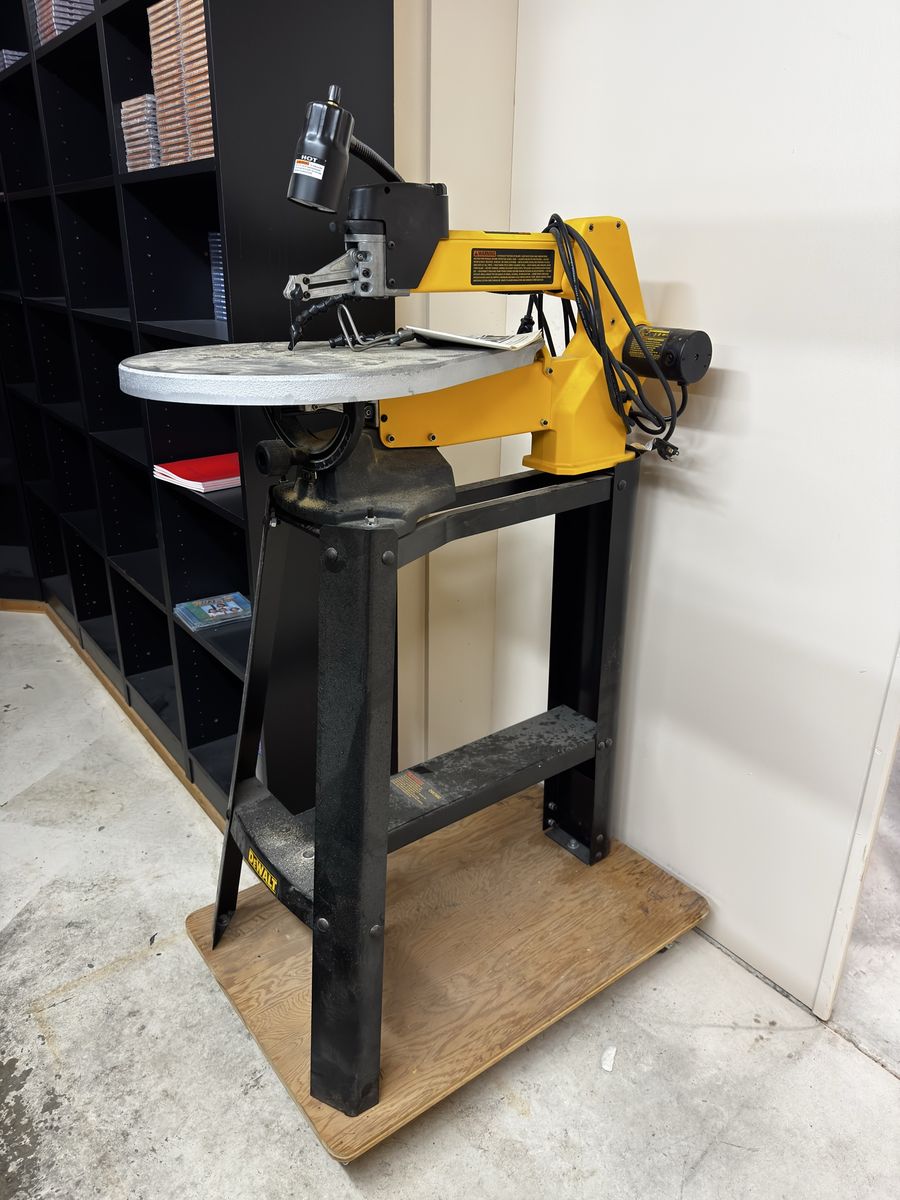 DeWalt 20" Variable Speed Scroll Saw with Stand