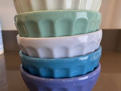 Kitchen plates and bowls