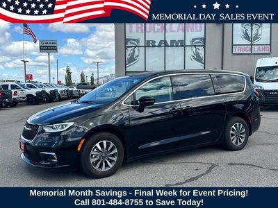 2024 Chrysler Pacifica Plug-In Hybrid Select