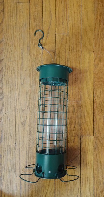 STURDY SQUIRREL PROOF BIRD FEEDER. NEW