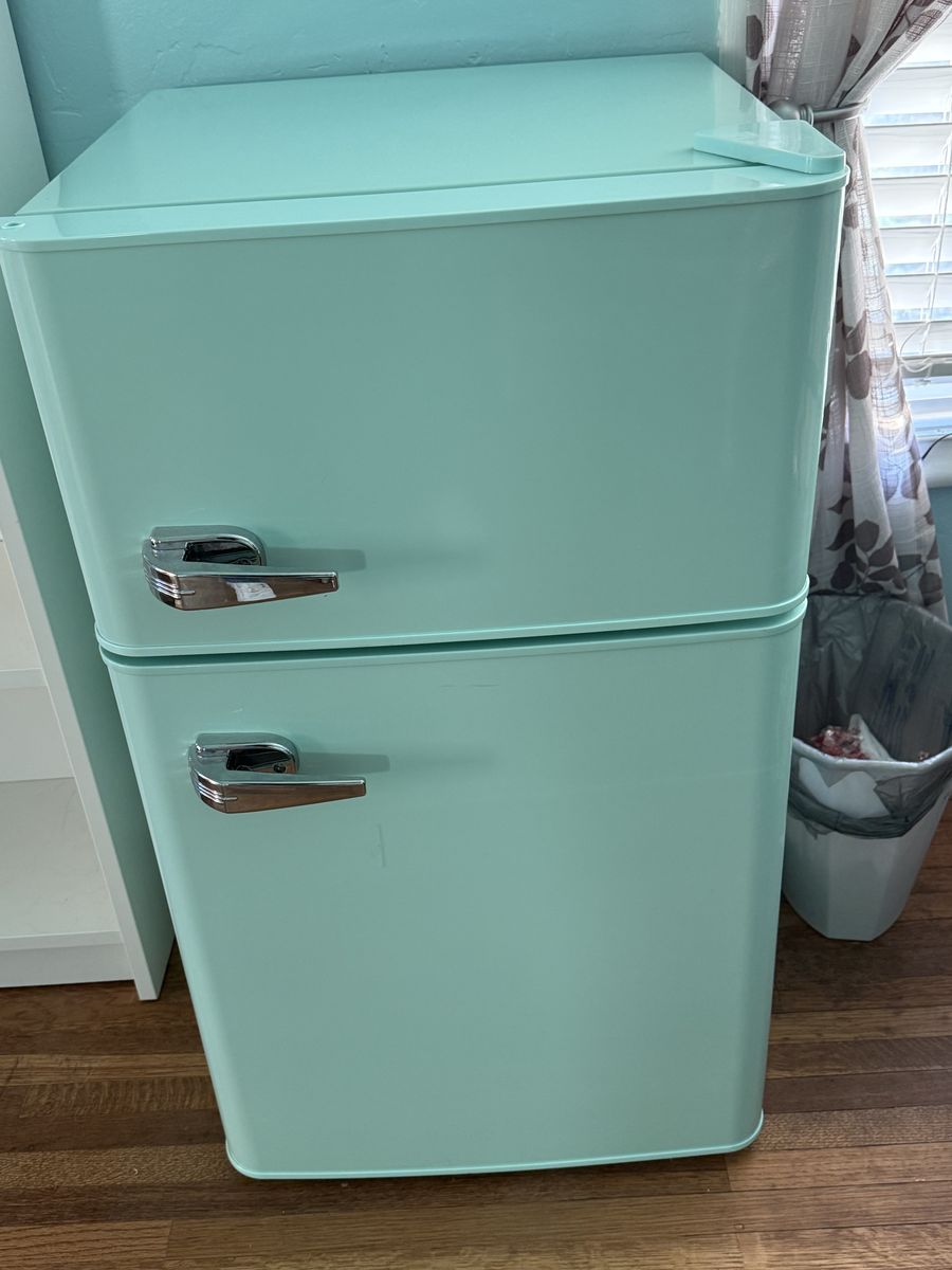 Magic Chef Mini Fridge w/Freezer