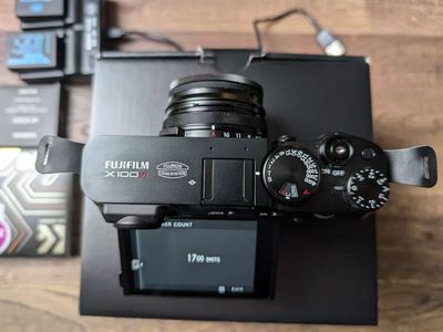 FUJIFILM X100VI (Black) – 1700 actuations with extras!