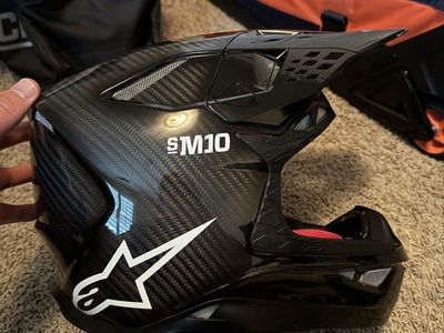alpinestars supertech m10 carbon helmet medium