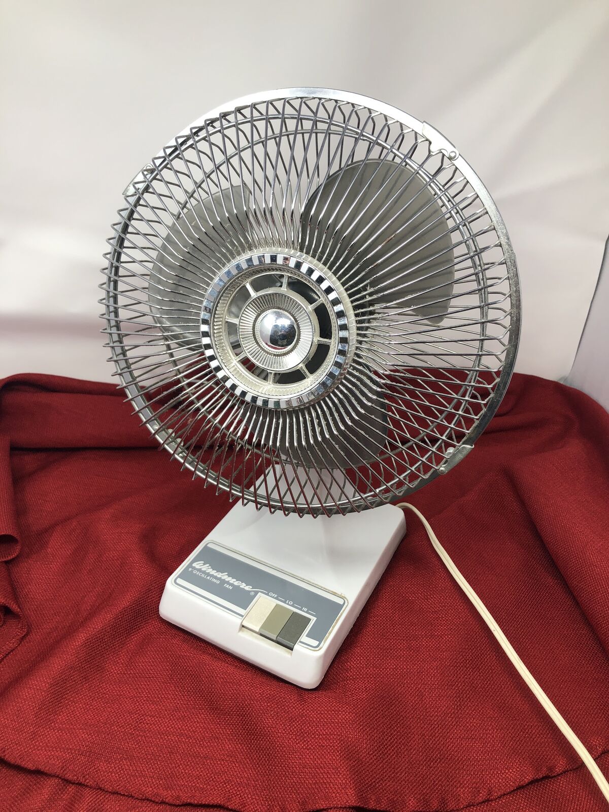 Vintage Windmere 9" Oscillating Desk White  2 Speed Fan