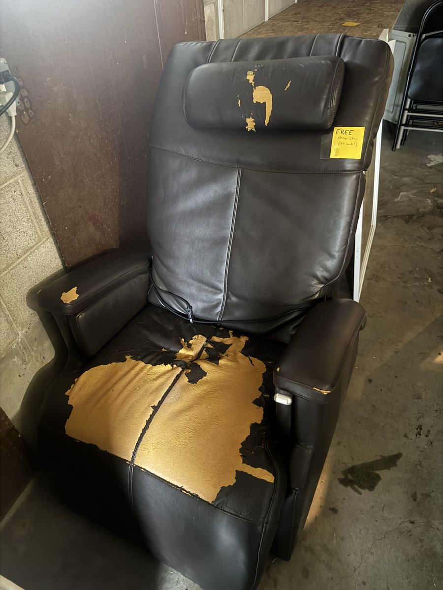 (FREE) Massage Recliner