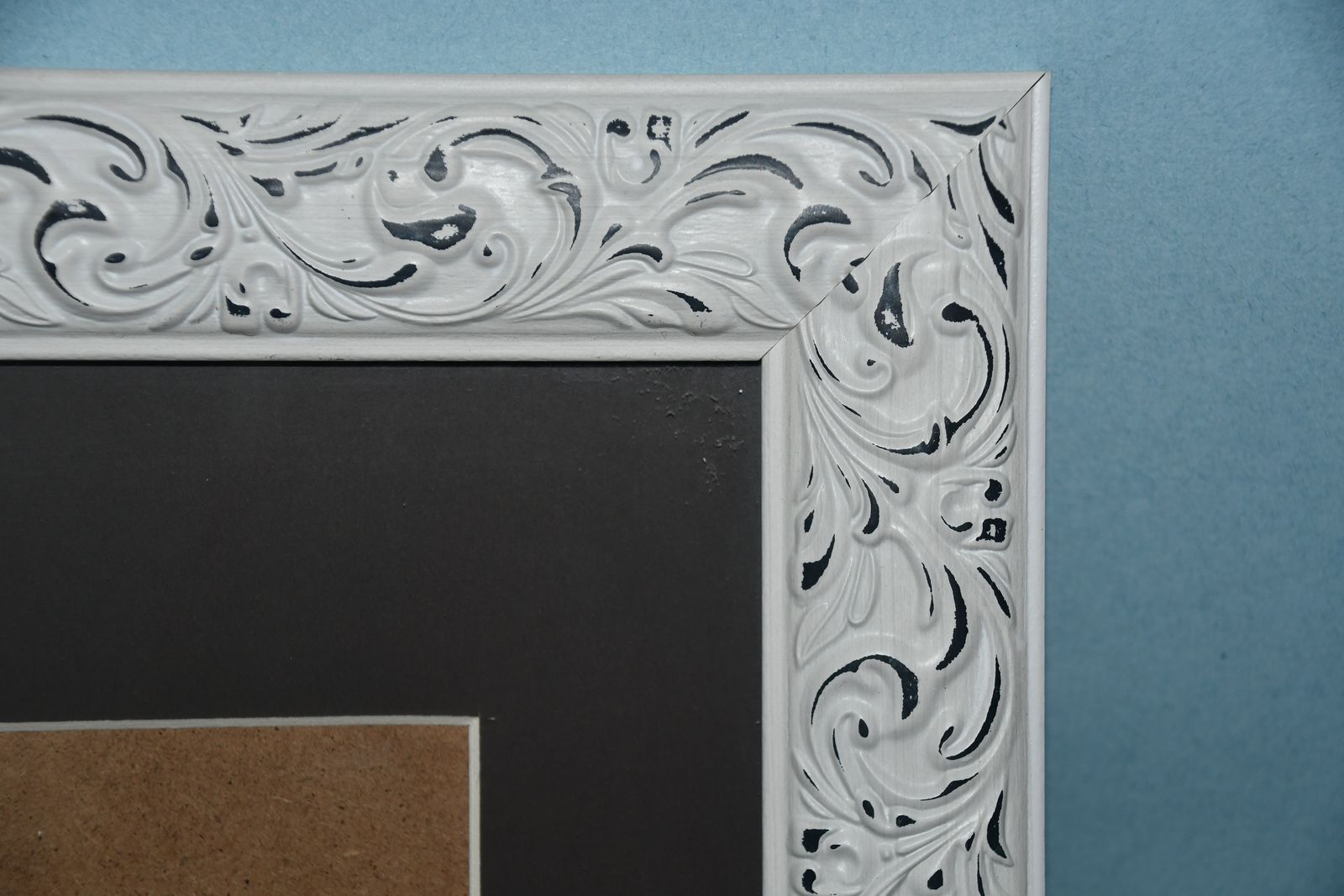 BEAUTIFUL WHITE DISTRESSED PICTURE FRAME ~ 14" x 17" ~ HOLDS a 8" x 10" with MAT or an 11" x 14" ~ HANGERS