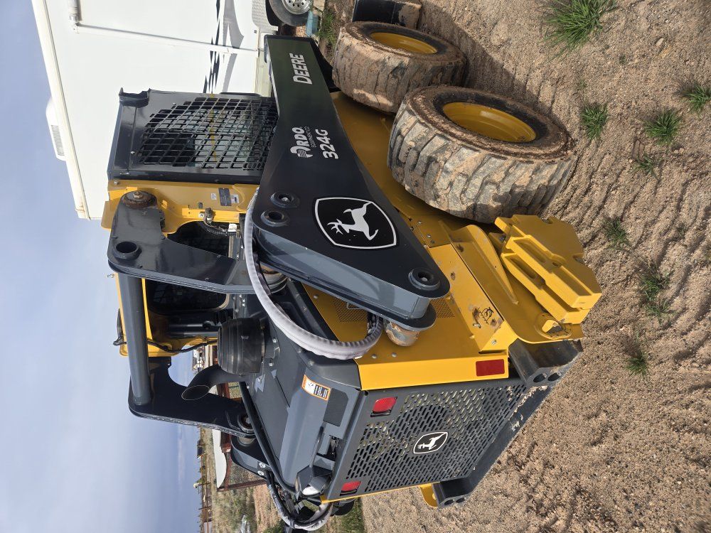 2023 John Deer 
skidsteer 324G