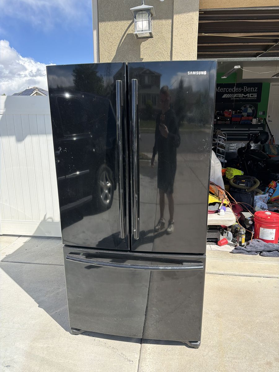 Samaung Fridge With Freezer