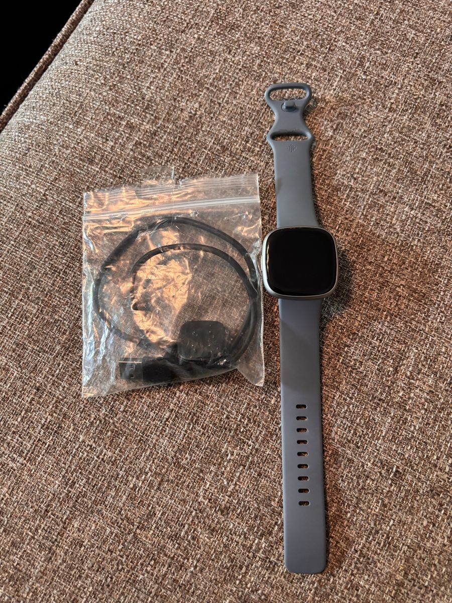 Like new fit but versa 4 smart watch in great condition