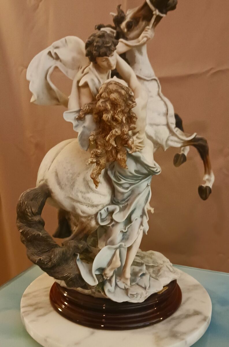 Sculpture: The Embrace / Giuseppe Armani