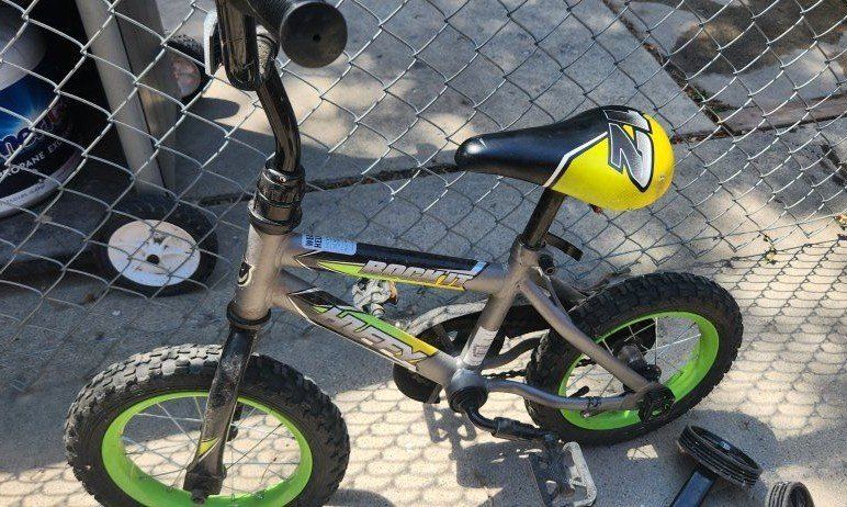 Huffy kids Bike - Gray/Green/Black/Yellow - Training Wheels Included.
