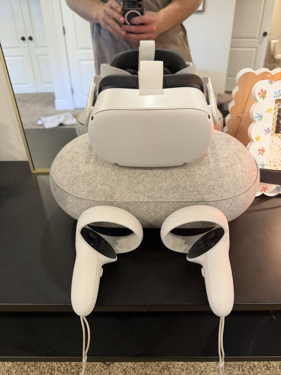 Oculus Quest 2 VR Headset & Controllers - White, 128GB - Excellent Condition