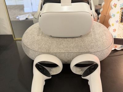Oculus Quest 2 VR Headset & Controllers - White, 128GB - Excellent Condition