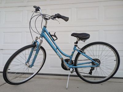 Raleigh Route 3.0 Comfort Hybrid Bike - Lightly Used & Ready to Ride!