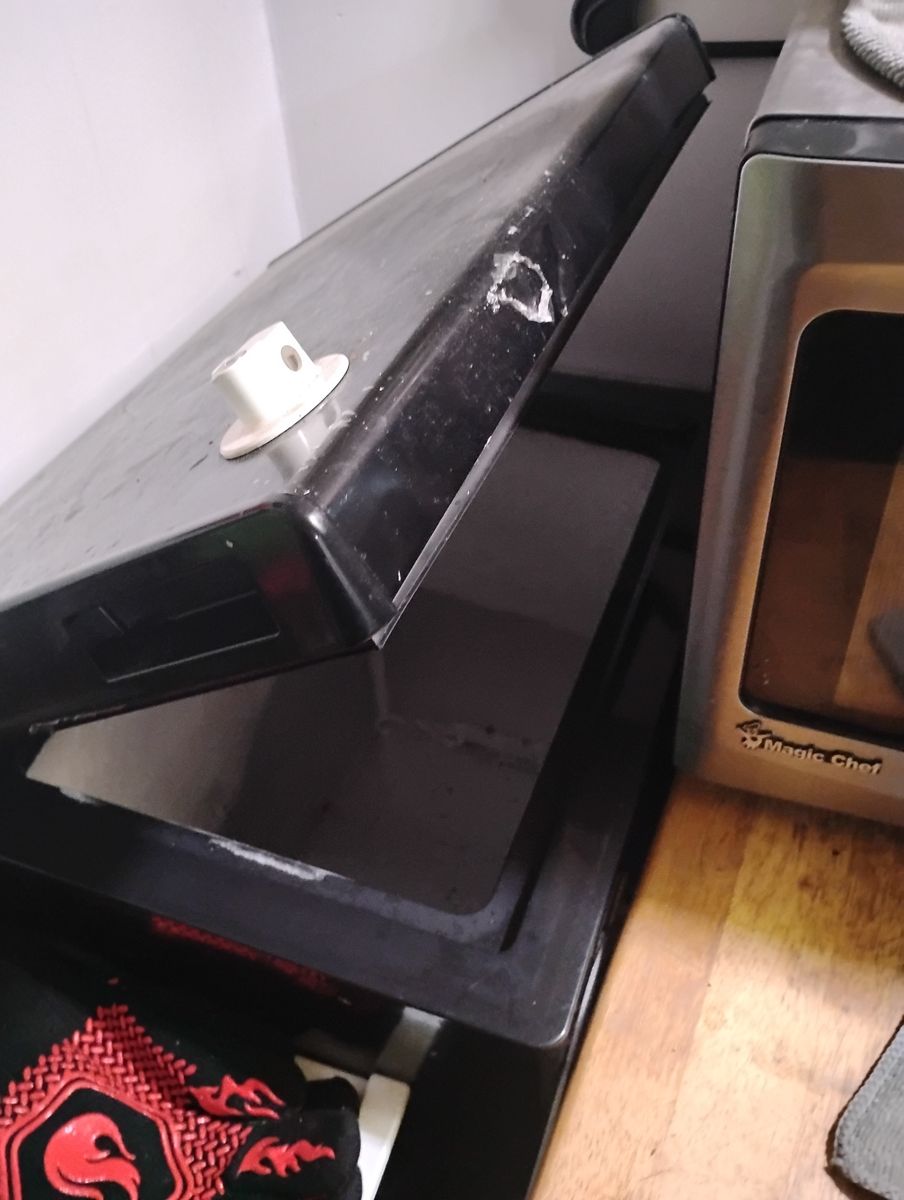 3.5 cubic feet deep freezer  has lock and a key with it