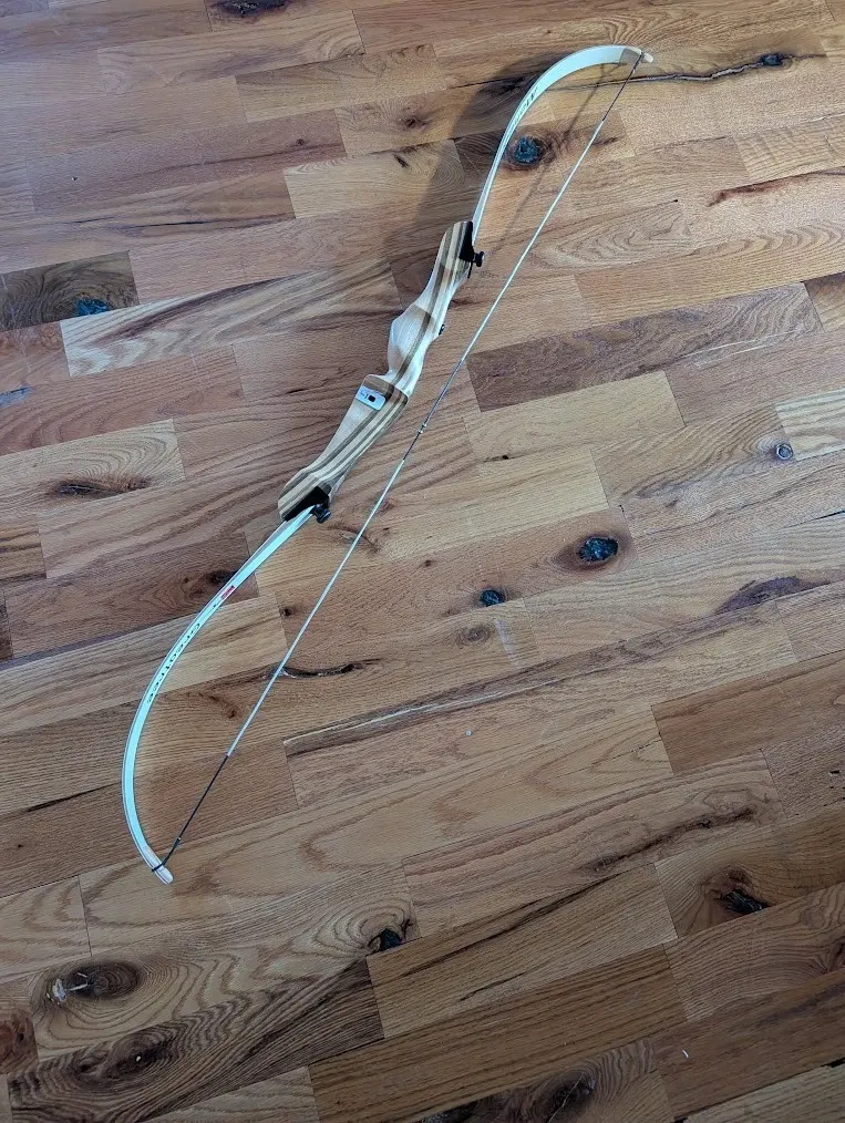Greatree Archery Mohegan Recurve Bow 54/24 RH -PLUS 7 Arrows- Slightly Used