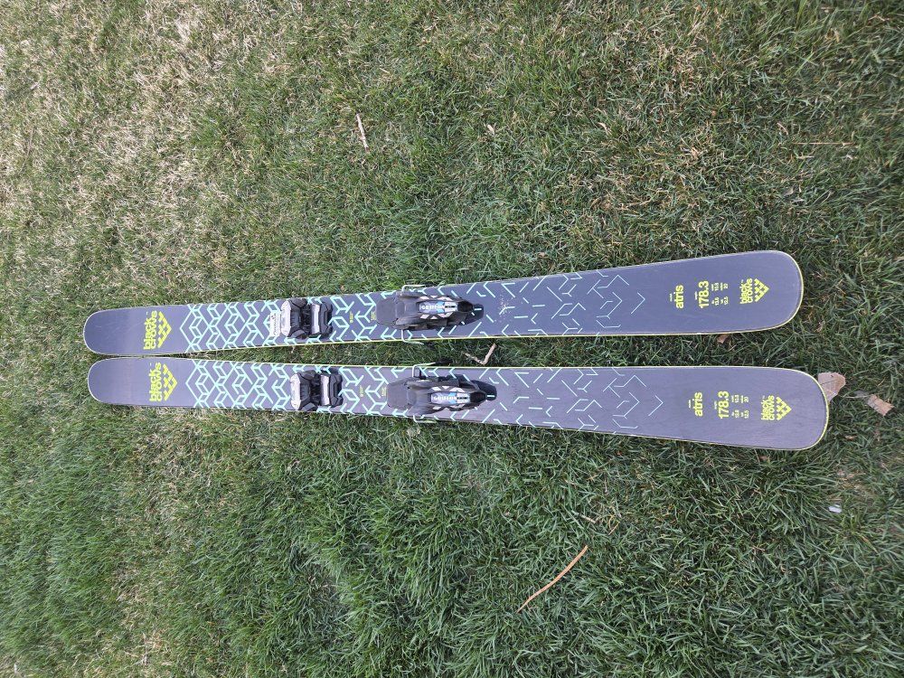 Pair Black Crows Atris 178.3 cm Skis W/Marker Grif
