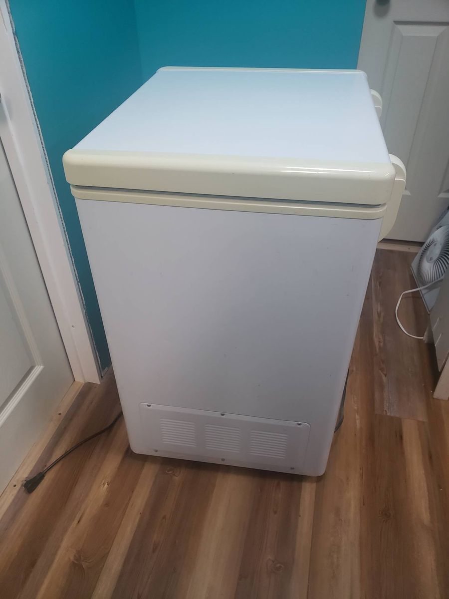 Danby Compact White Chest Freezer Works Great