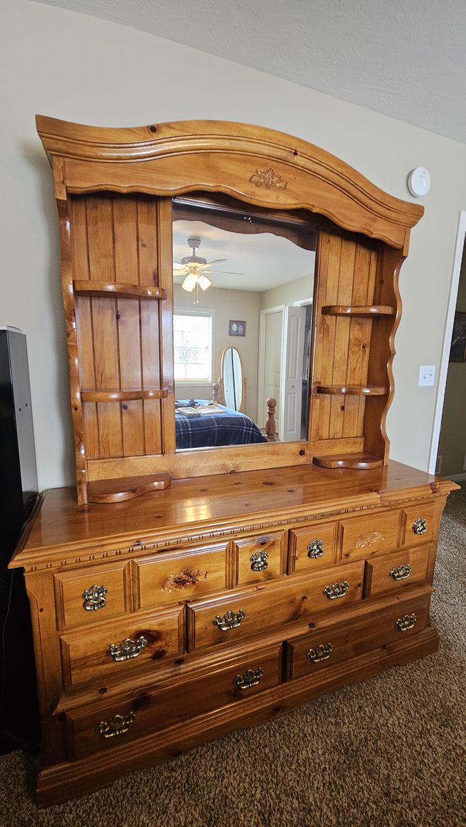 Queen size bedroom set.