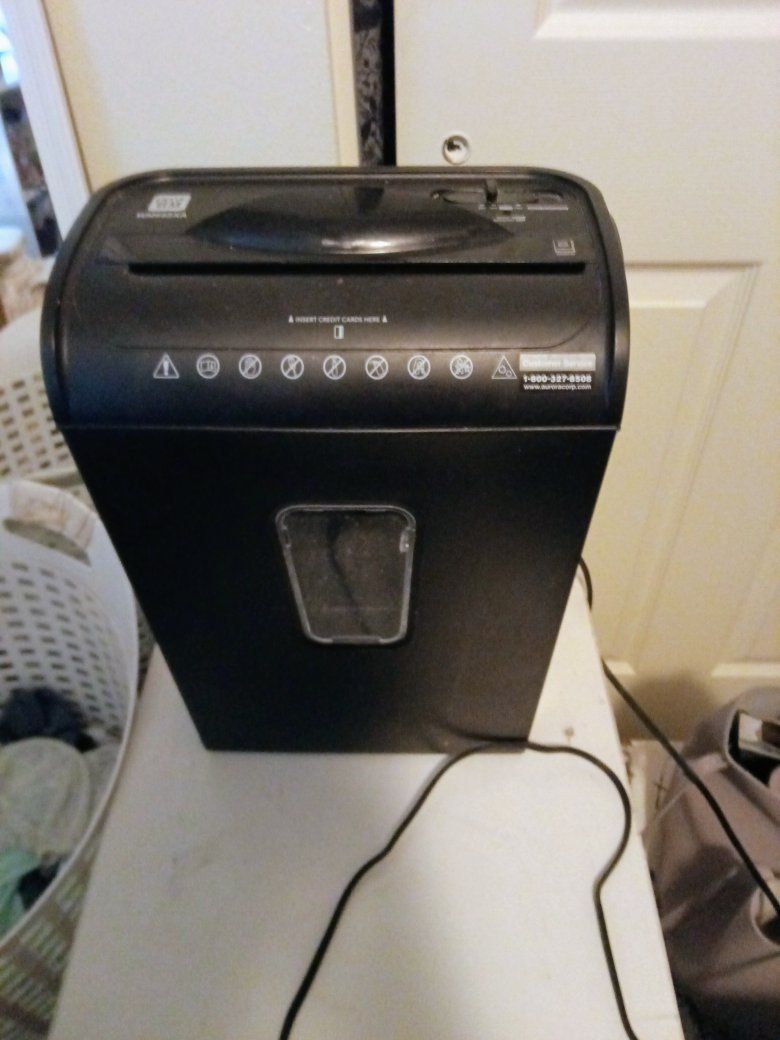 Aurora AS890C 8-Sheet Crosscut Paper & Credit Card Shredder - Black