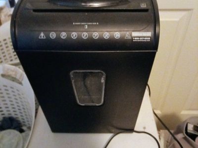Aurora AS890C 8-Sheet Crosscut Paper & Credit Card Shredder - Black