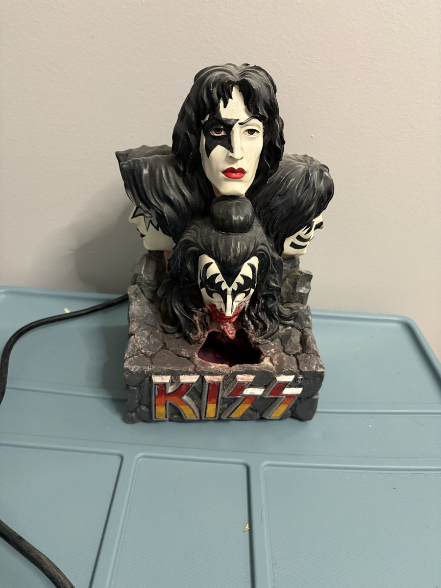 Kiss water fountain