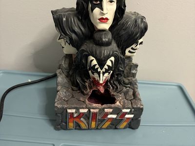 Kiss water fountain