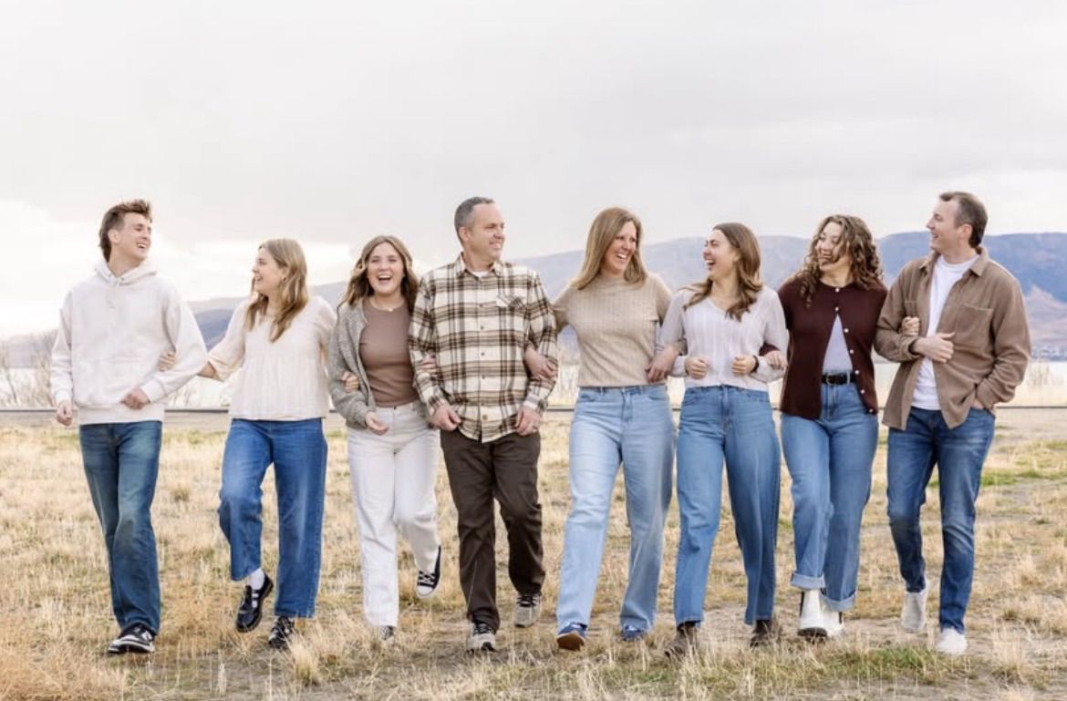 Photographer (Family, Headshots, Portraits, Weddings and more!)