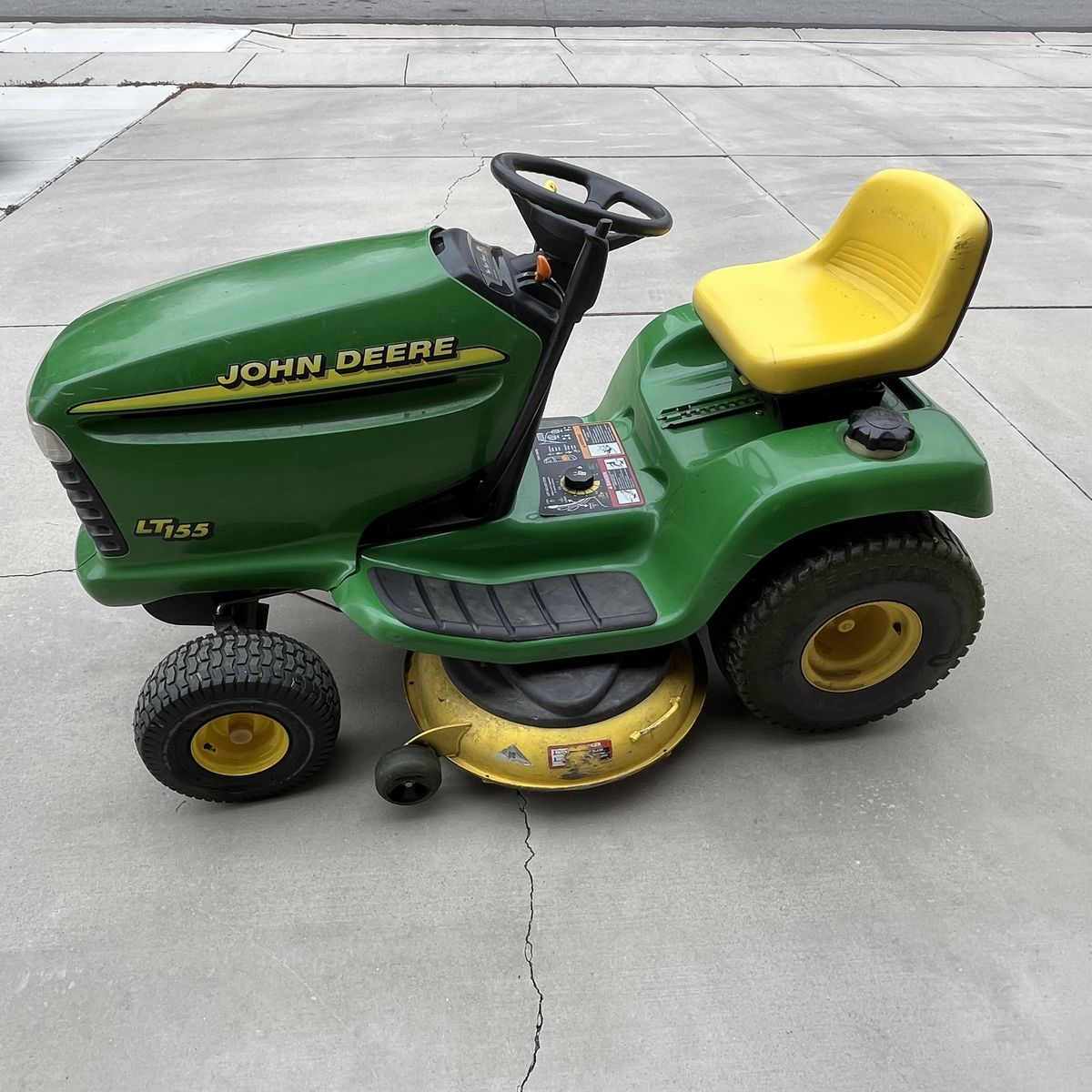 John Deere LT 155 Lawn Tractor
