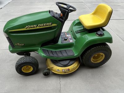 John Deere LT 155 Lawn Tractor