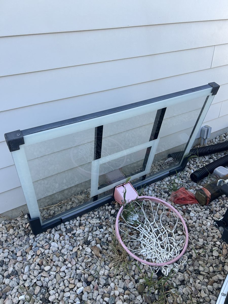 Lifetime basketball hoop (free)