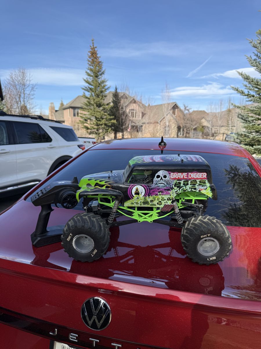 Axial Smt10 Grave Digger