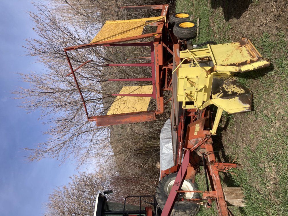 New Holland Stackliner Bale Wagon 1032