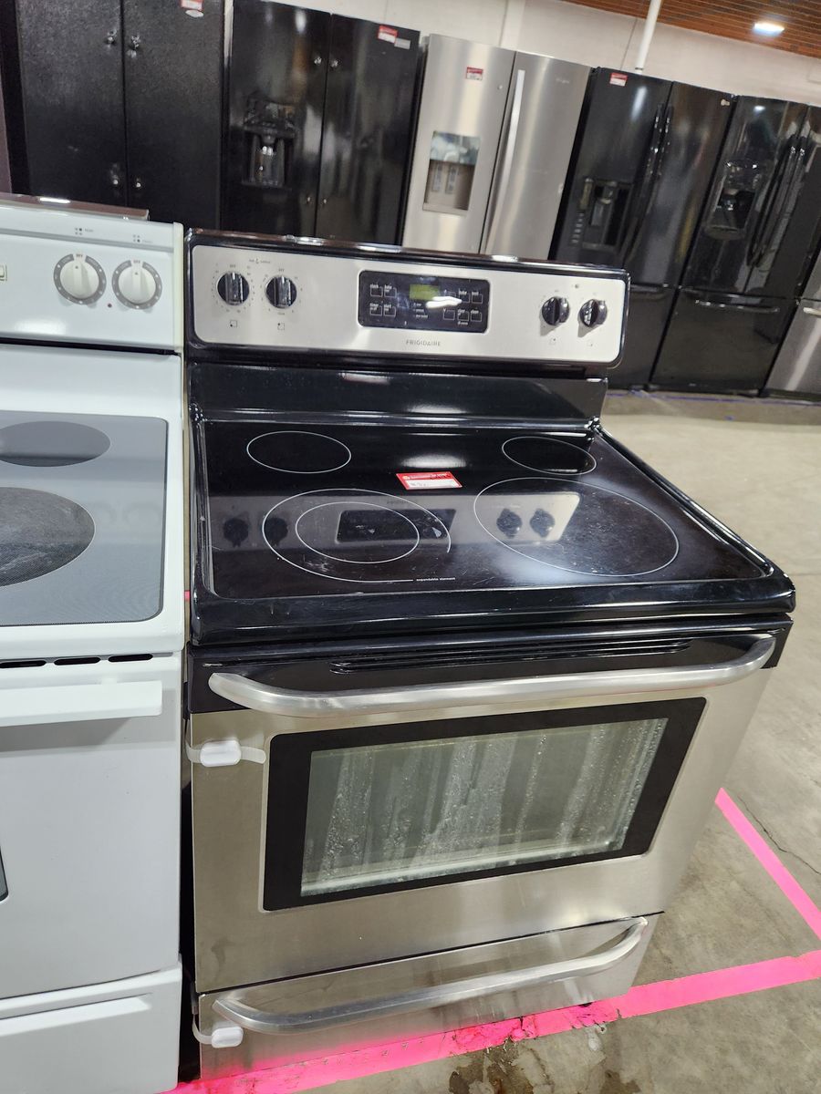 NICE FRIGIDAIRE STAINLESS STEEL GLASS TOP RANGE! W-WARRANTY