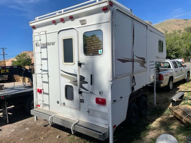 2007 Adventurer M-10T Camper
